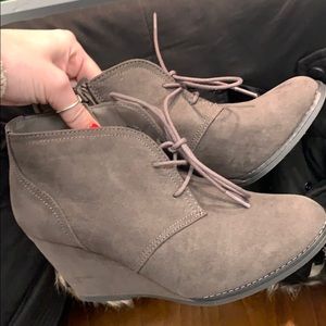NEVER WORN WOMENS BESSIE MICROSUEDE WEDGE BOOTIES